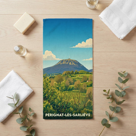 Serviette de bain souvenir de la ville de Pérignat-lès-Sarliève avec une illustration stylisée du Puy de Dôme.