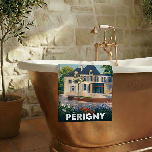 Serviette de bain souvenir de la ville de Périgny avec une illustration stylisée d'une demeure bourgeoise.