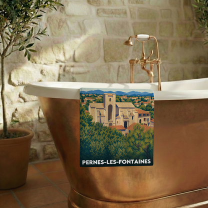 Serviette de bain souvenir de la ville de Pernes-les-Fontaines avec une illustration stylisée.