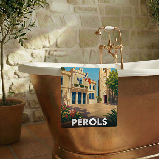 Serviette de bain souvenir de la ville de Pérols avec une illustration stylisée.