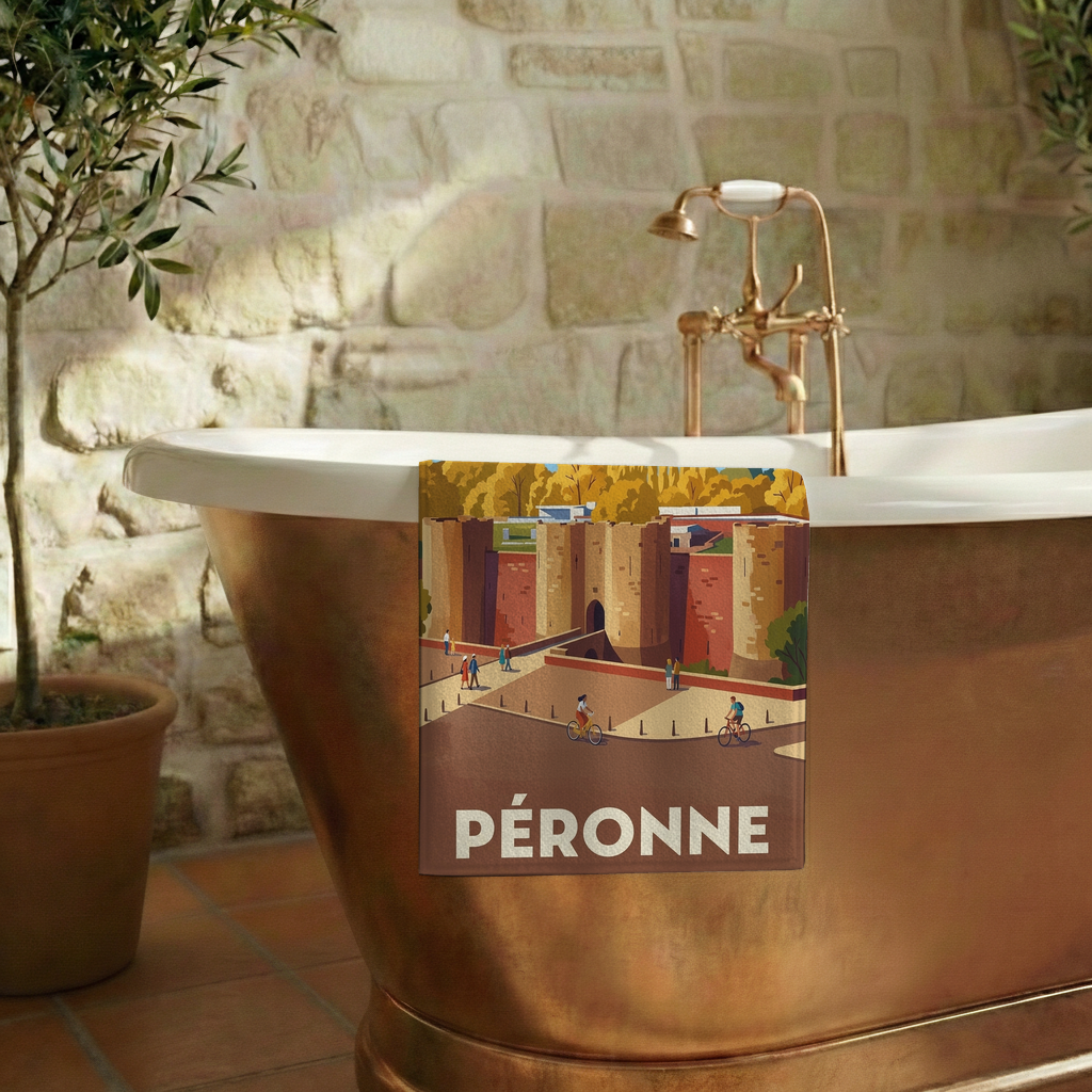 Serviette de bain souvenir de la ville de Péronne avec une illustration stylisée.