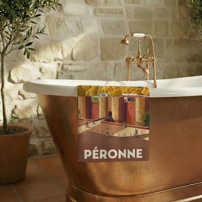Serviette de bain souvenir de la ville de Péronne avec une illustration stylisée.