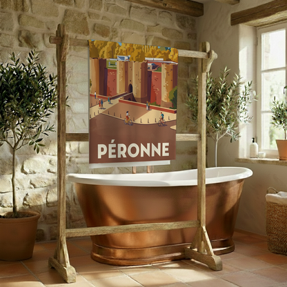 Serviette de bain souvenir de la ville de Péronne avec une illustration stylisée.