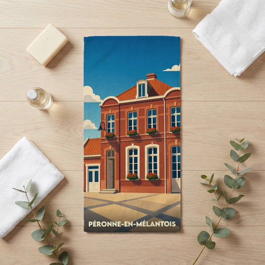 Serviette de bain souvenir de la ville de Péronne-en-Mélantois avec une illustration stylisée d'un bâtiment en briques.