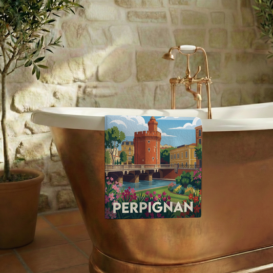 Serviette de bain souvenir de la ville de Perpignan avec une illustration stylisée.