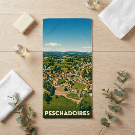 Serviette de bain souvenir de la ville de Peschadoires avec une illustration aérienne stylisée.