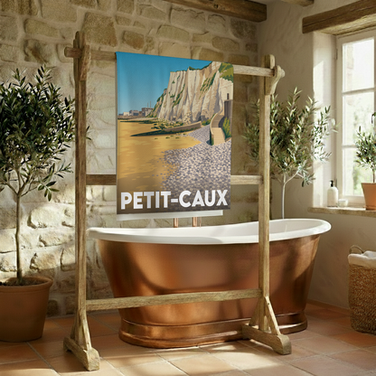 Serviette de bain souvenir de Petit-Caux avec une illustration stylisée d'une plage au pied de falaises calcaires.