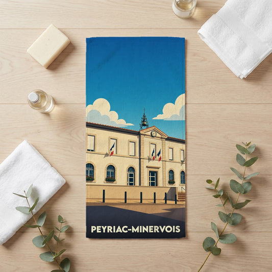 Serviette de bain souvenir de la ville de Peyriac-Minervois avec une illustration stylisée de la mairie.