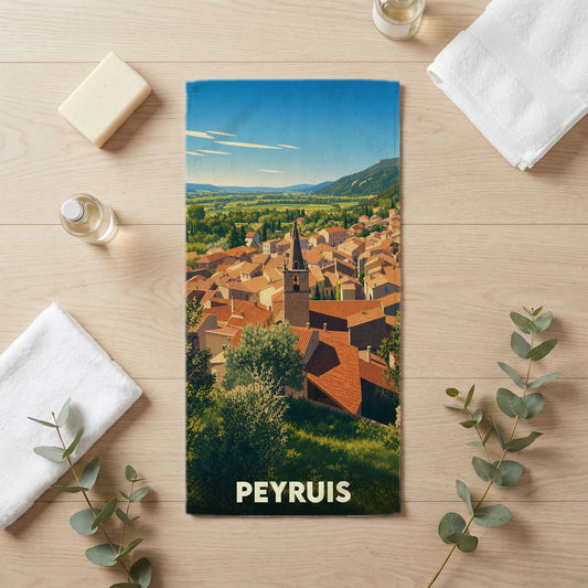 Serviette de bain souvenir de la ville de Peyruis avec une illustration stylisée de son clocher et de ses toits provençaux.