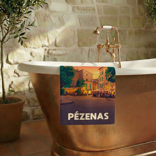 Serviette de bain souvenir de la ville de Pézenas avec une illustration stylisée.