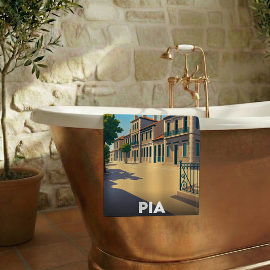 Serviette de bain souvenir de la ville de Pia avec une illustration stylisée.