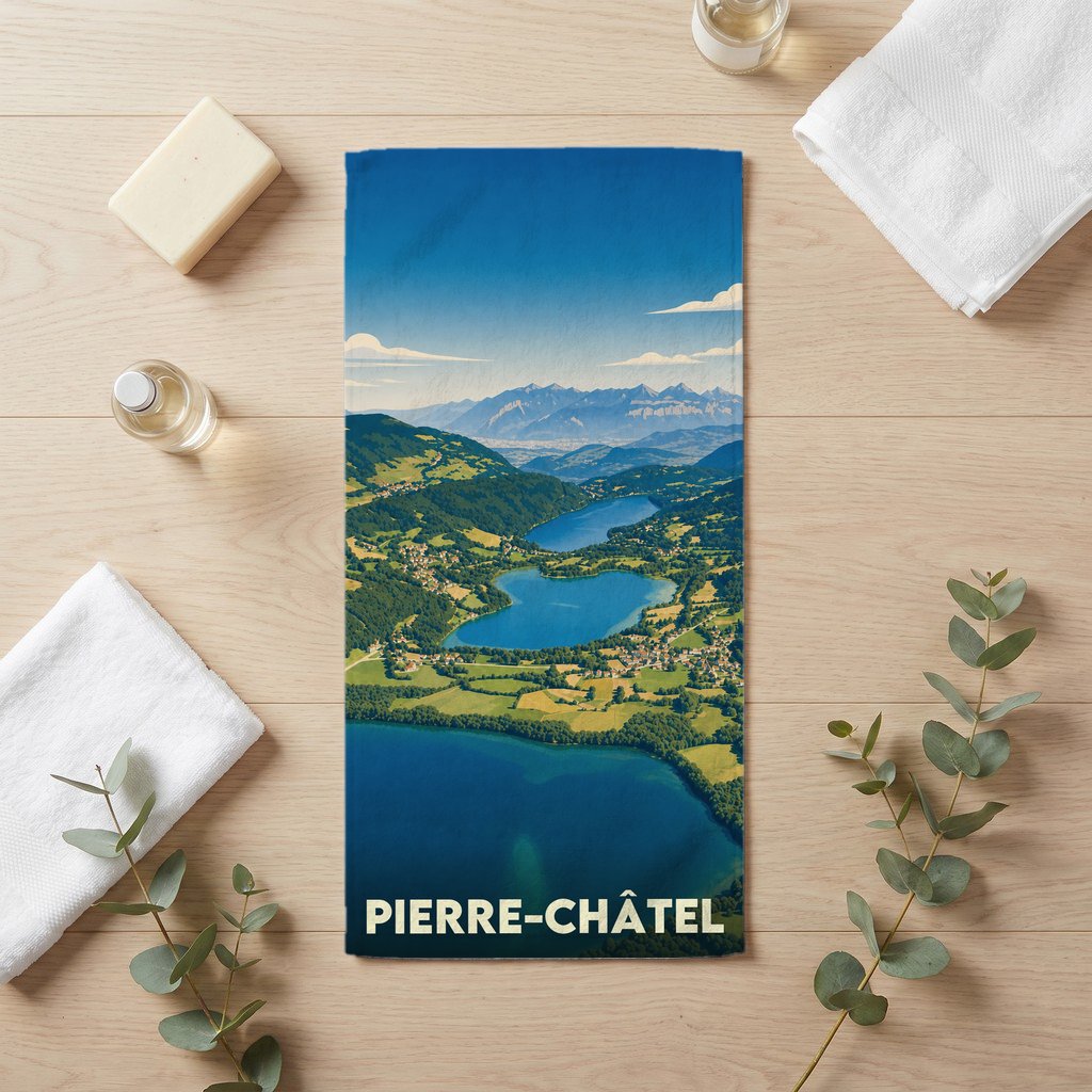 Serviette de bain souvenir de la ville de Pierre-Châtel avec une illustration stylisée de ses lacs et montagnes.