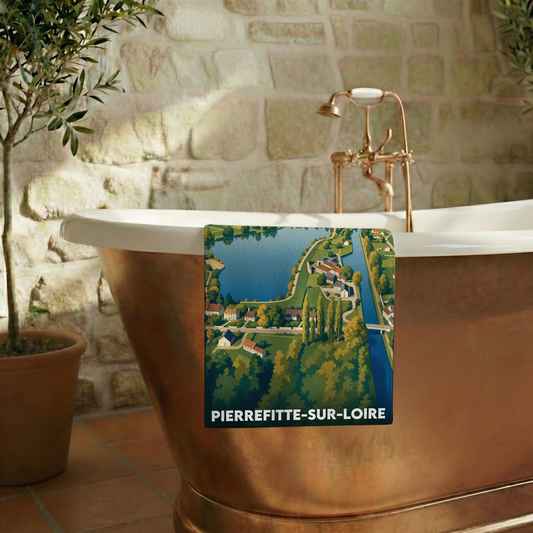 Serviette de bain souvenir de la ville de Pierrefitte-sur-Loire avec une illustration stylisée d'un paysage de bord de Loire.