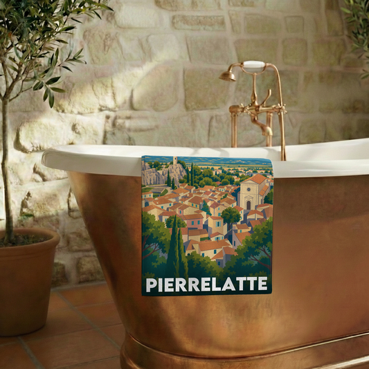 Serviette de bain souvenir de la ville de Pierrelatte avec une illustration stylisée.