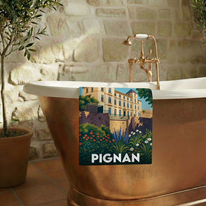 Serviette de bain souvenir de la ville de Pignan avec une illustration stylisée.