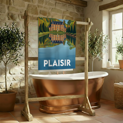 Serviette de bain souvenir de la ville de Plaisir avec une illustration stylisée de son château.