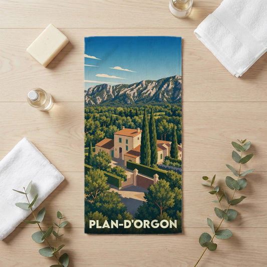 Serviette de bain souvenir de Plan-d'Orgon illustrée d'un paysage provençal stylisé.