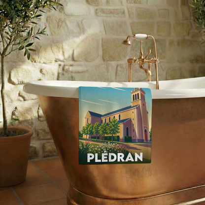 Serviette de bain souvenir de la ville de Plédran avec une illustration stylisée de son église.