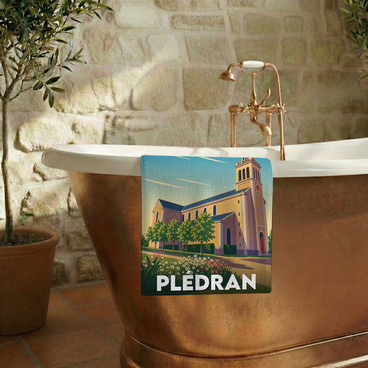 Serviette de bain souvenir de la ville de Plédran avec une illustration stylisée de son église.