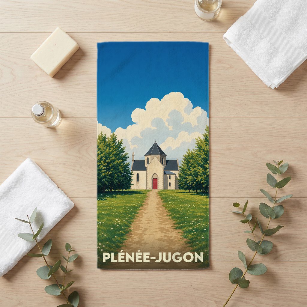 Serviette de bain souvenir de la ville de Plénée-Jugon avec une illustration stylisée d'une église de campagne.