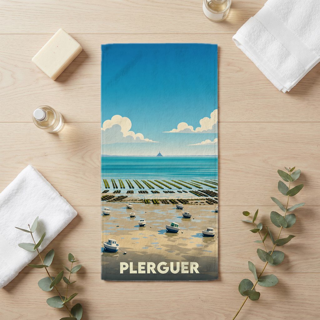 Serviette de bain souvenir de la ville de Plerguer avec une illustration stylisée d'un paysage côtier breton.