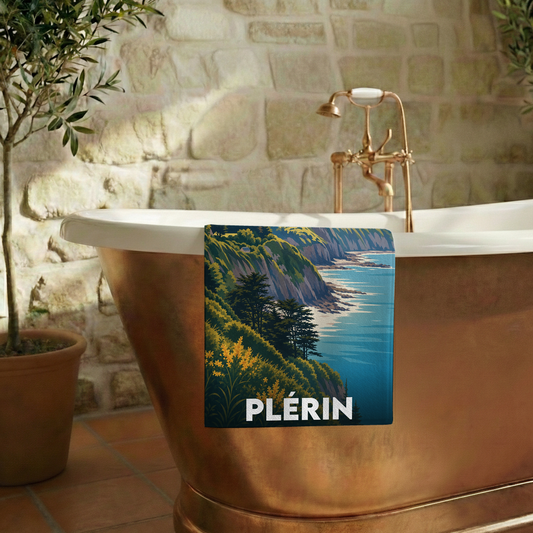 Serviette de bain souvenir de la ville de Plérin illustrée d'un paysage côtier stylisé.
