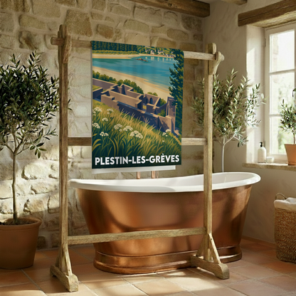 Serviette de bain souvenir de la ville de Plestin-les-Grèves avec une illustration stylisée.
