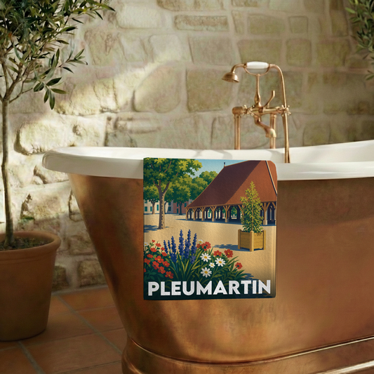 Serviette de bain souvenir de la ville de Pleumartin avec une illustration stylisée.