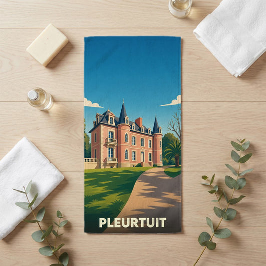 Serviette de bain souvenir de la ville de Pleurtuit avec une illustration stylisée d'un château breton.