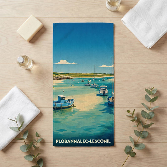 Serviette de bain souvenir de Plobannalec-Lesconil illustrée par une vue stylisée du port et de ses bateaux.