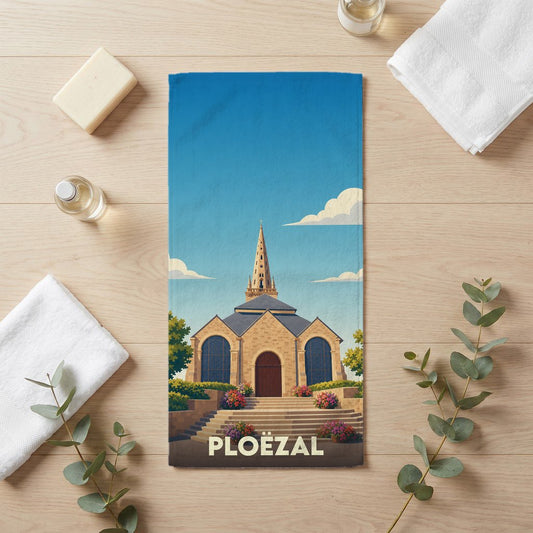 Serviette de bain souvenir de la ville de Ploëzal illustrée par une église stylisée sous un ciel bleu.