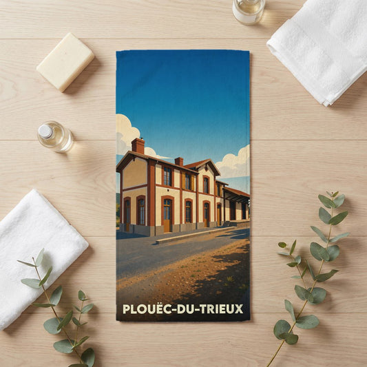 Serviette de bain souvenir de la ville de Plouëc-du-Trieux avec une illustration stylisée d'un bâtiment ancien.