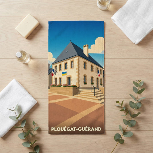 Serviette de bain souvenir de la ville de Plouégat-Guérand avec une illustration stylisée de sa mairie.