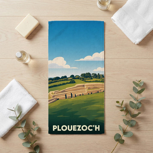 Serviette de bain souvenir de la ville de Plouezoc'h avec une illustration stylisée de son paysage littoral.