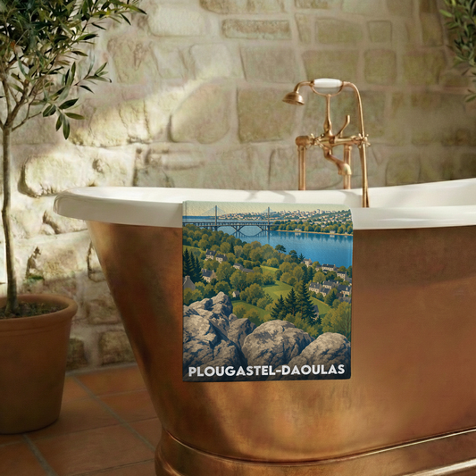 Serviette de bain souvenir de la ville de Plougastel-Daoulas avec une illustration stylisée.