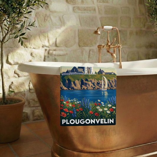 Serviette de bain souvenir de la ville de Plougonvelin avec une illustration stylisée de son paysage côtier.