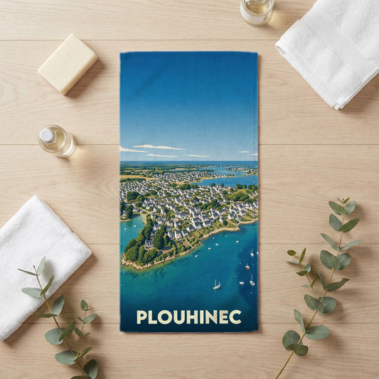 Serviette de bain souvenir de la ville de Plouhinec avec une illustration stylisée d'un paysage côtier breton.