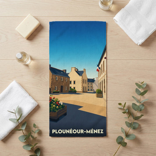 Serviette de bain souvenir de Plounéour-Ménez avec une illustration stylisée du village breton.