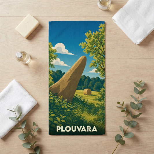 Serviette de bain souvenir de la ville de Plouvara avec une illustration stylisée d'un menhir.