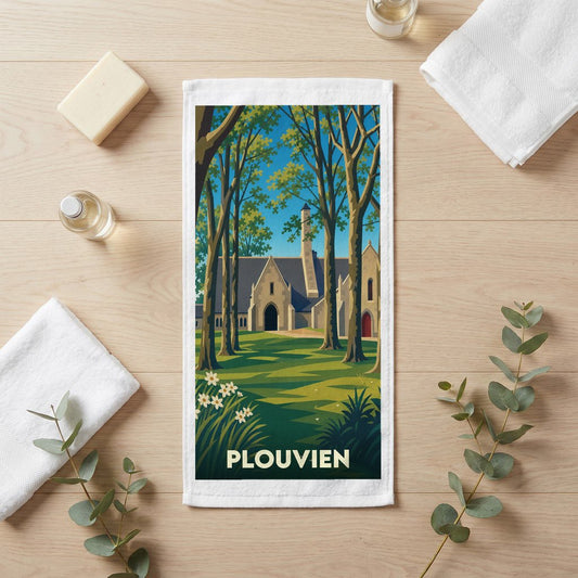 Serviette de bain souvenir de la ville de Plouvien avec une illustration stylisée d'un manoir breton entouré d'arbres.