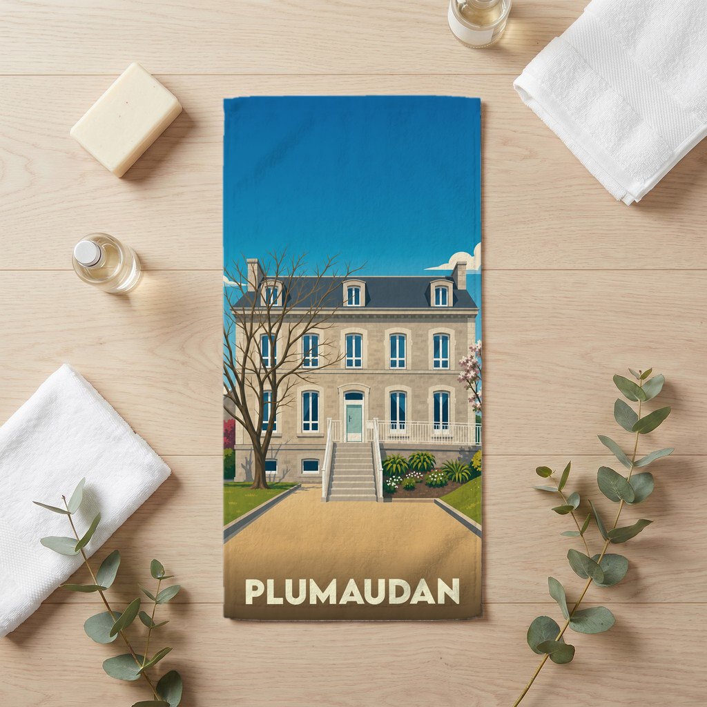 Serviette de bain souvenir de la ville de Plumaudan avec une illustration stylisée d'une demeure bourgeoise.