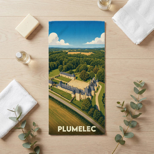Serviette de bain souvenir de la ville de Plumelec avec une illustration stylisée d'un château entouré de verdure.