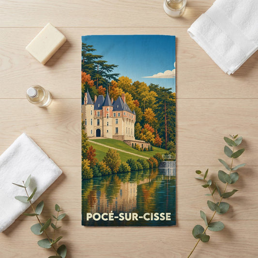 Serviette de bain souvenir de la ville de Pocé-sur-Cisse avec une illustration stylisée de son château.