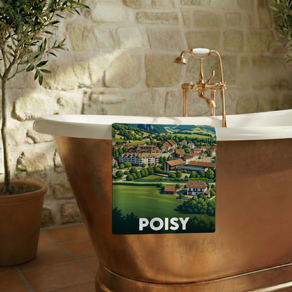 Serviette de bain souvenir de la ville de Poisy avec une illustration paysagère stylisée.
