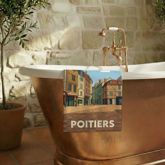 Serviette de bain souvenir de la ville de Poitiers avec une illustration stylisée de maisons à colombages.