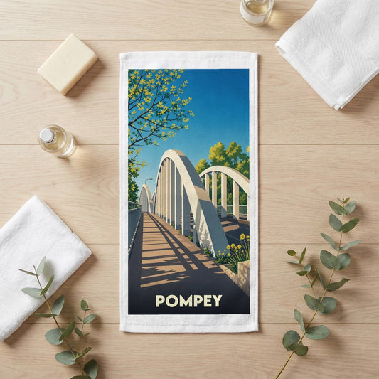 Serviette de bain souvenir de la ville de Pompey avec une illustration stylisée d'un pont en arche.