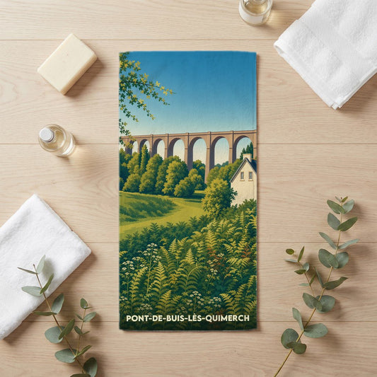 Serviette de bain souvenir de la ville de Pont-de-Buis-lès-Quimerch avec une illustration stylisée d'un viaduc.