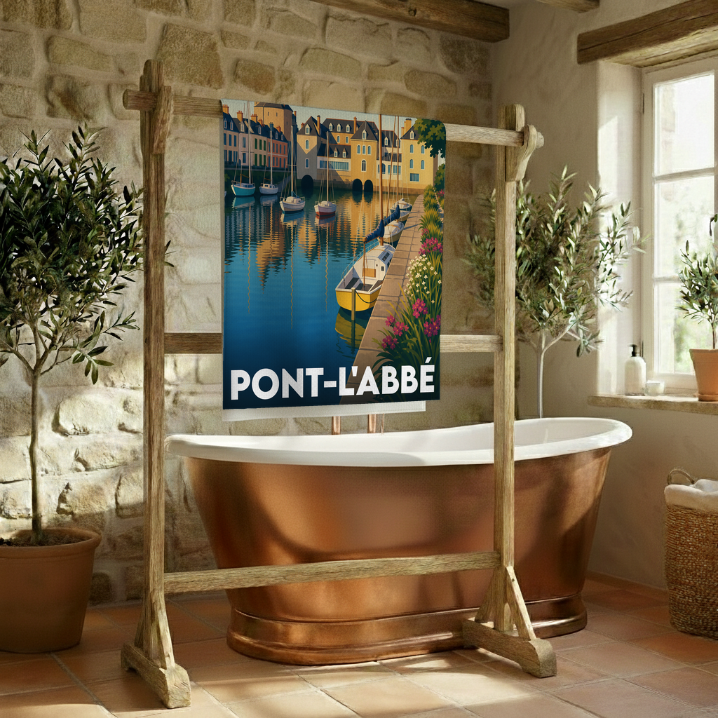 Serviette de bain souvenir de la ville de Pont-l'Abbé avec une illustration stylisée d'un port breton.