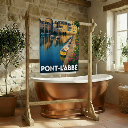 Serviette de bain souvenir de la ville de Pont-l'Abbé avec une illustration stylisée d'un port breton.