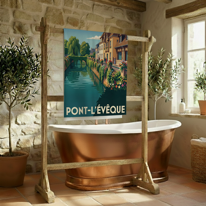 Serviette de bain souvenir de la ville de Pont-l'Évêque avec une illustration stylisée.